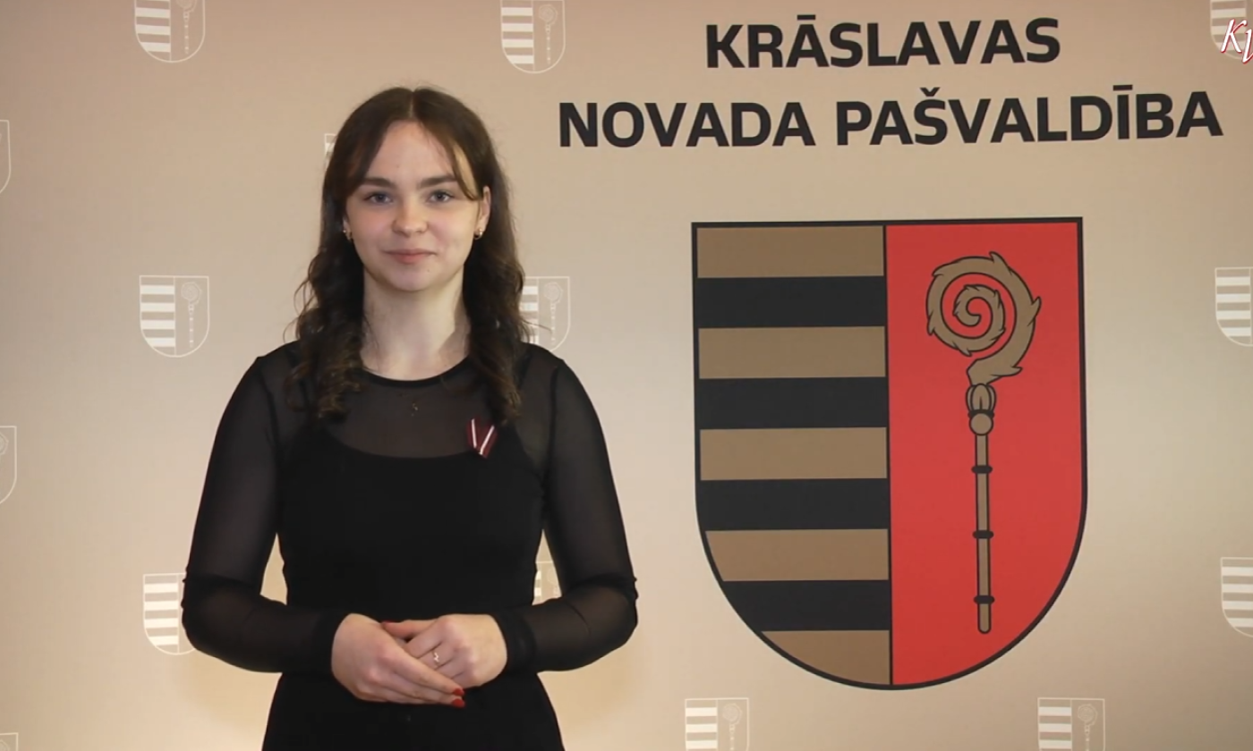 Meitene pie Krāslavas novada ģērboņa